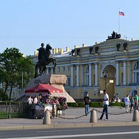 Памятник Петру I на фоне Сената и Синода.