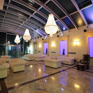 Hotel-Lobby bei Nacht