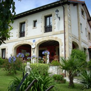 Fachada y jardín