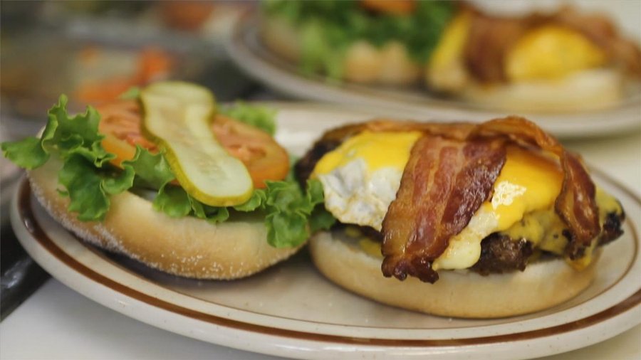 Bacon cheddar burger with an egg (for an extra kick)