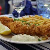 Le Fish & Chips, léger et croustillant, frites maison croquantes et fondantes