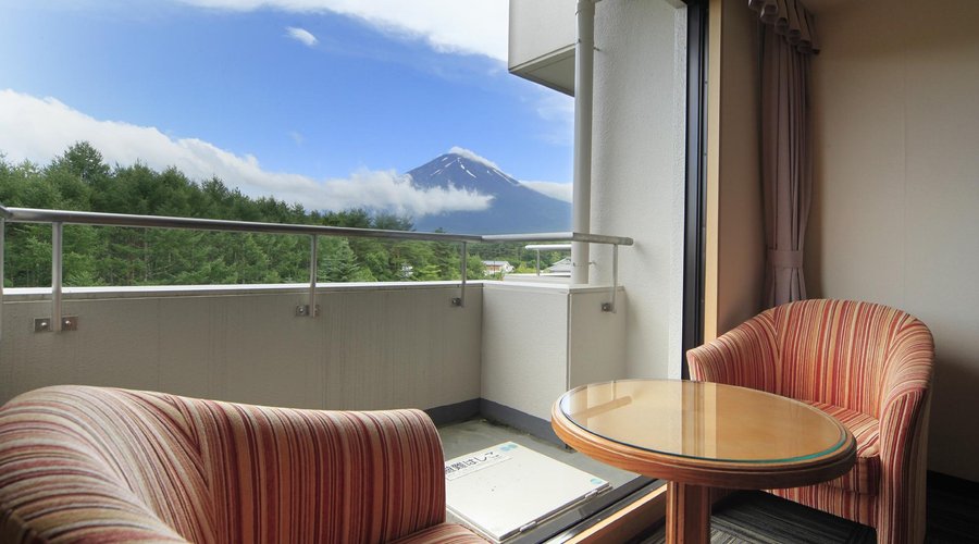 全室より樹海越しに富士山がご覧いただけます。