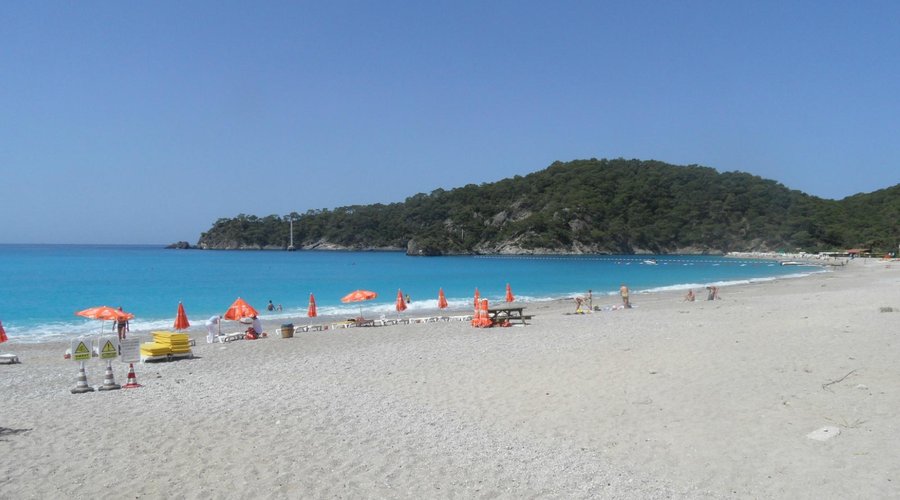 Mooi helder water en prachtige omgeving alleen geen zand maar kiezel strand.