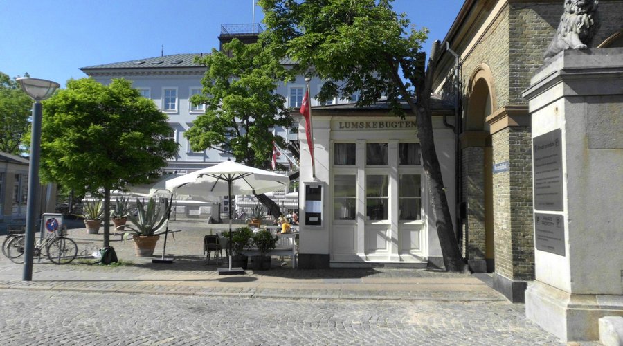 Udendørsservering og porten til Toldboden