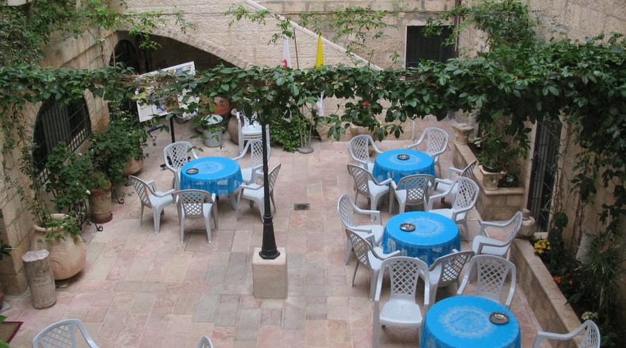 la corte interna con i tavolini del bar