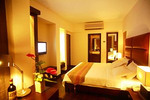 Metropole Hotel in Kolkata (Calcutta), image may contain: Hotel, Resort, Bed, Monitor