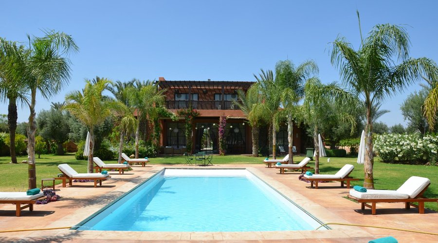 Vue de la villa depuis la piscine