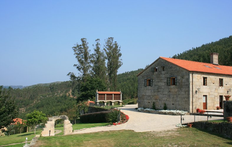 Entrada de la casa y hórreo