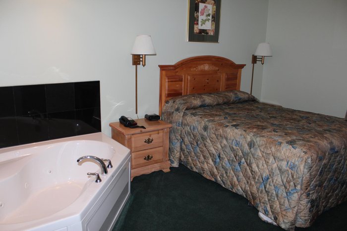 Knights Inn Bracebridge (C̶$̶1̶5̶3̶) C$114 - UPDATED 2023 Prices ...