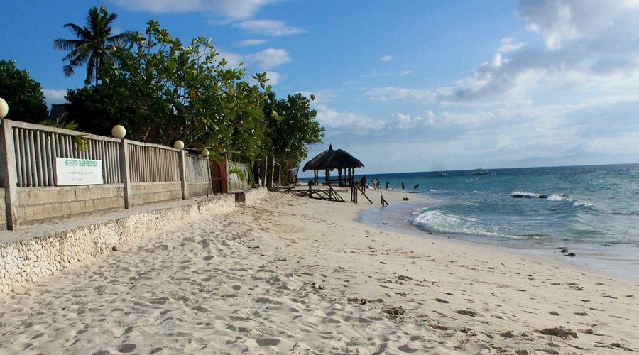The long sandy shoreline of Basdaku