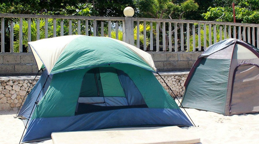 You can  set up tents in from of the sea