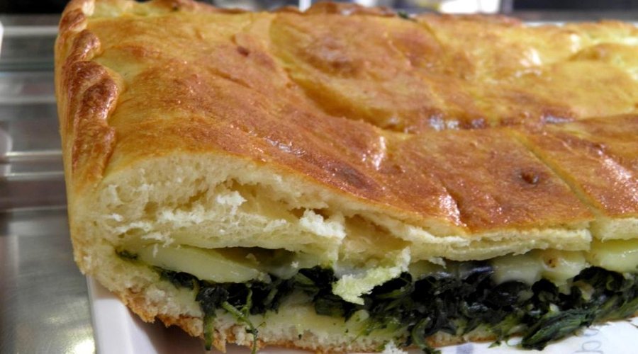 schiacciata con pomodori secchi e spinaci