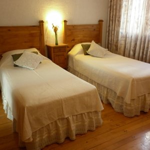 Es  la habitacion doble estandar dos camas