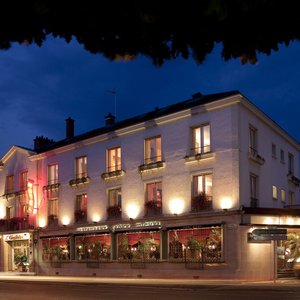 Façade de l'établissement de nuit