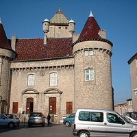 Façade du château vu de la place