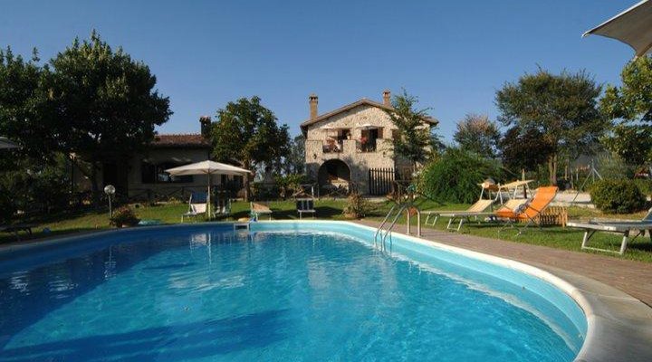 Piscina e casale