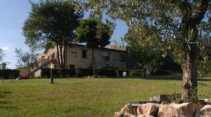 Esterno, prato e antico casale