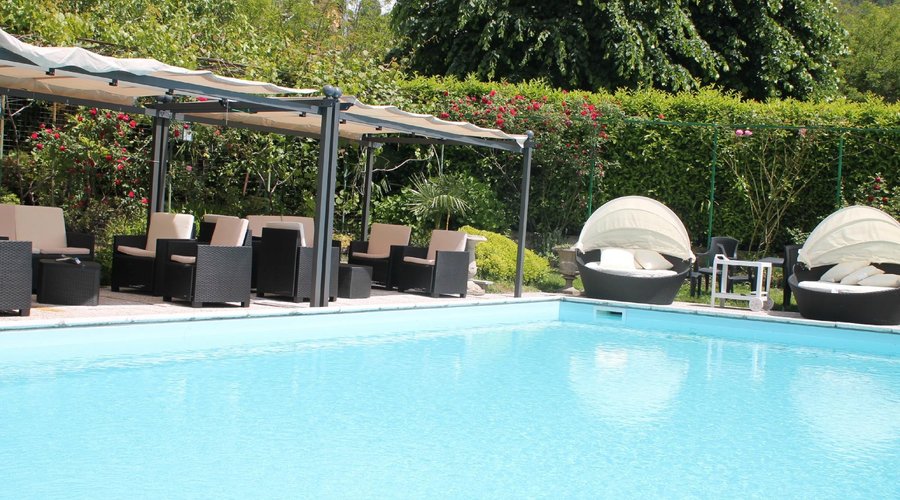angolo della piscina con conchiglie