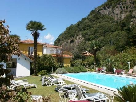 piscina con sdraio