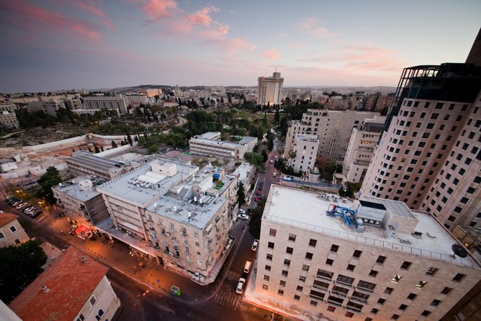 Lance de escada para chegar ao apartamento de final zero. São dois. -  Picture of Paamonim Hotel Jerusalem - Tripadvisor