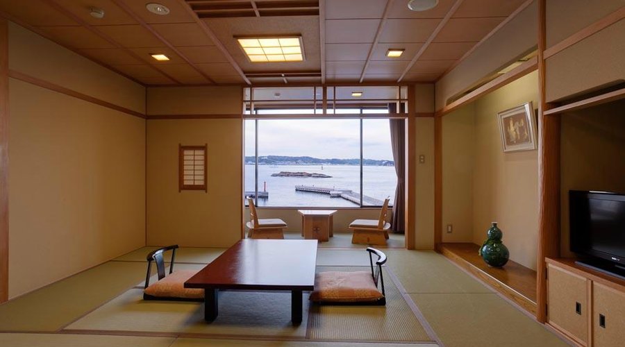 12.5畳の本間に広縁を備えた広々とした和室です。（バス・シャワートイレ付き／定員6名）
