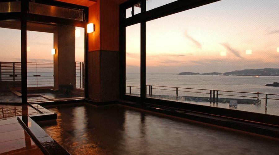 最上６階にある展望風呂では、湯船の向こうに三河湾と伊勢湾を一望する１８０度のパノラマが広がります