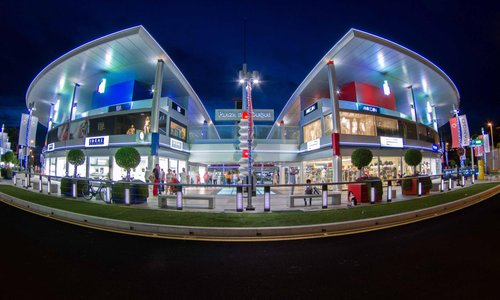 Fachada principal de Plaza del Duque Shopping