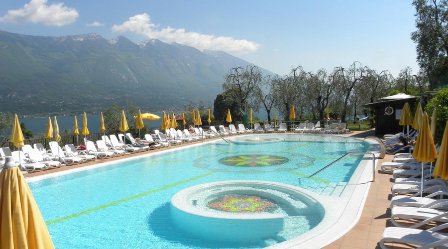 Hotel Ilma Lake Garda Resort: piscina  esterna vista lago 