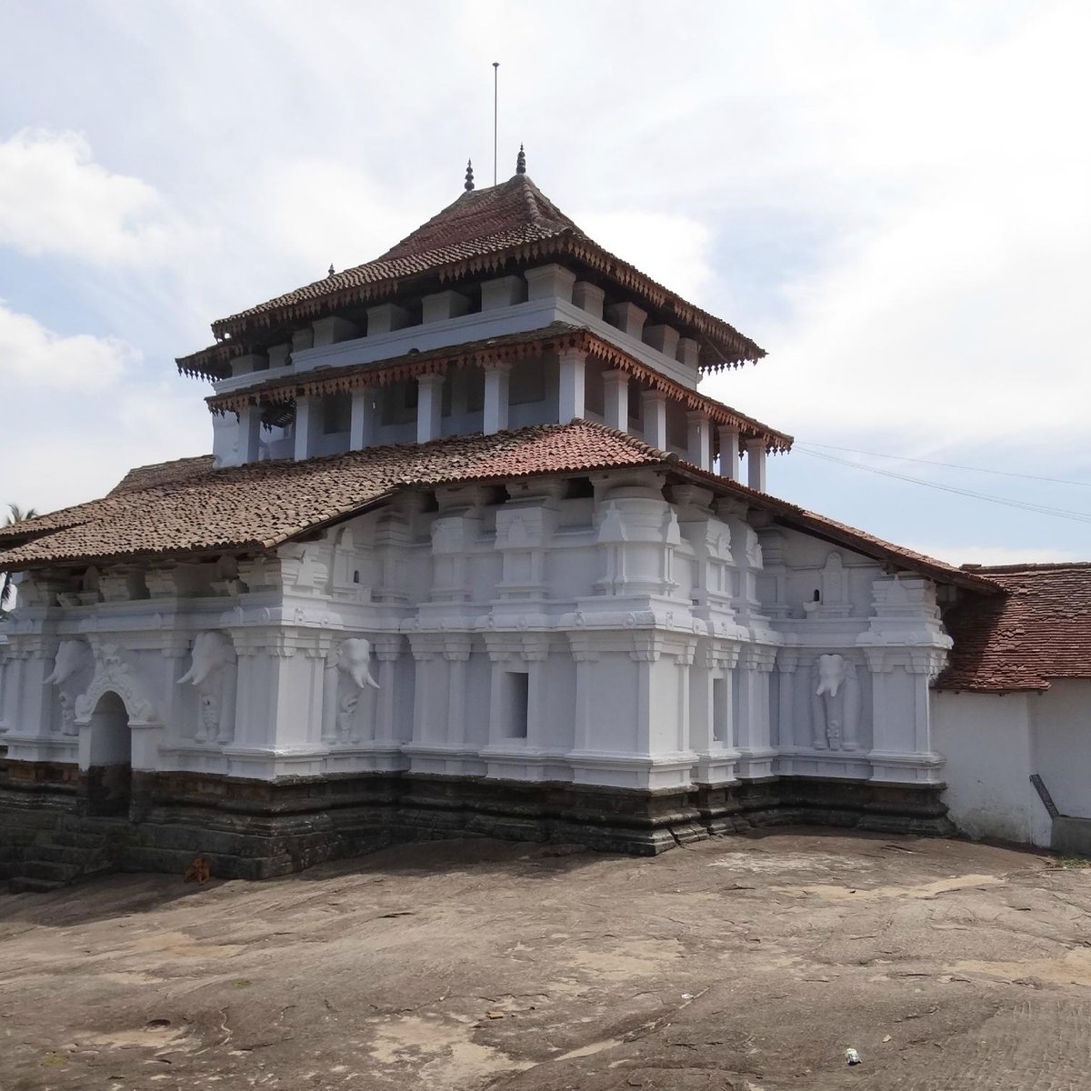 Lankatilaka Temple (Kandy): UPDATED 2021 All You Need to Know Before ...