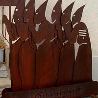 Una delle particolarissime insegne del Museo di San Sebastiano...gli Incappucciati