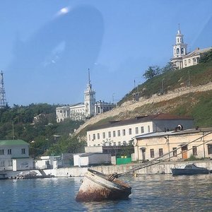 Набережная рядом