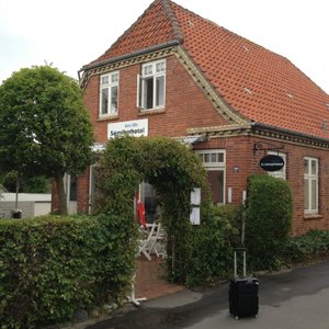 Hovedhuset - med restaurant / morgenmad i stueplan og terrasse