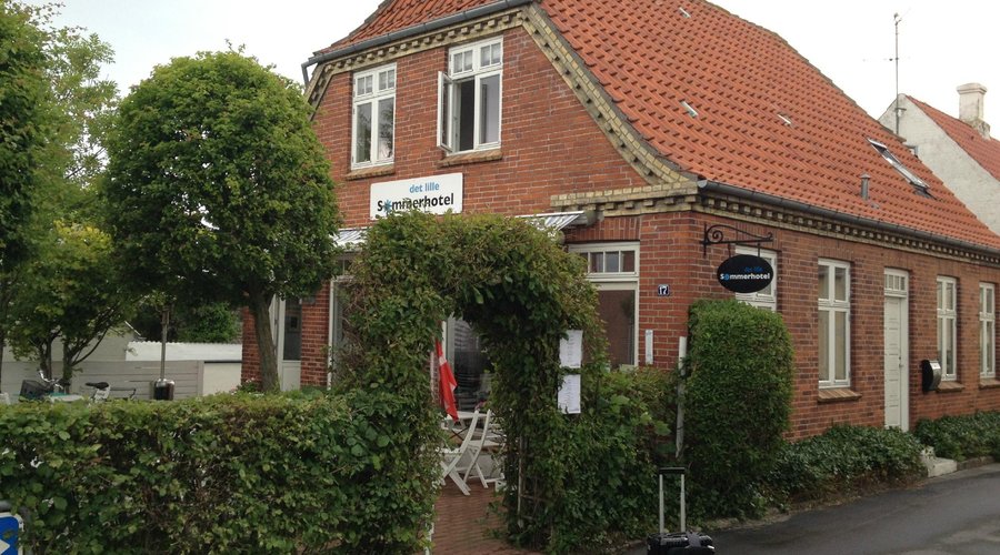 Hovedhuset - med restaurant / morgenmad i stueplan og terrasse