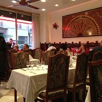 Un cadre sympathique avec des tables parfaitement dressées
