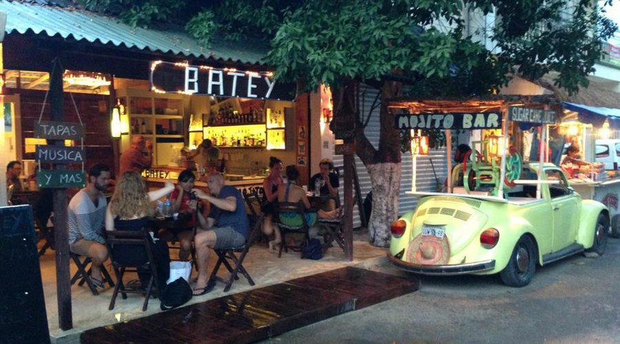 The beetle love outside its new home: Batey Mojito Bar!