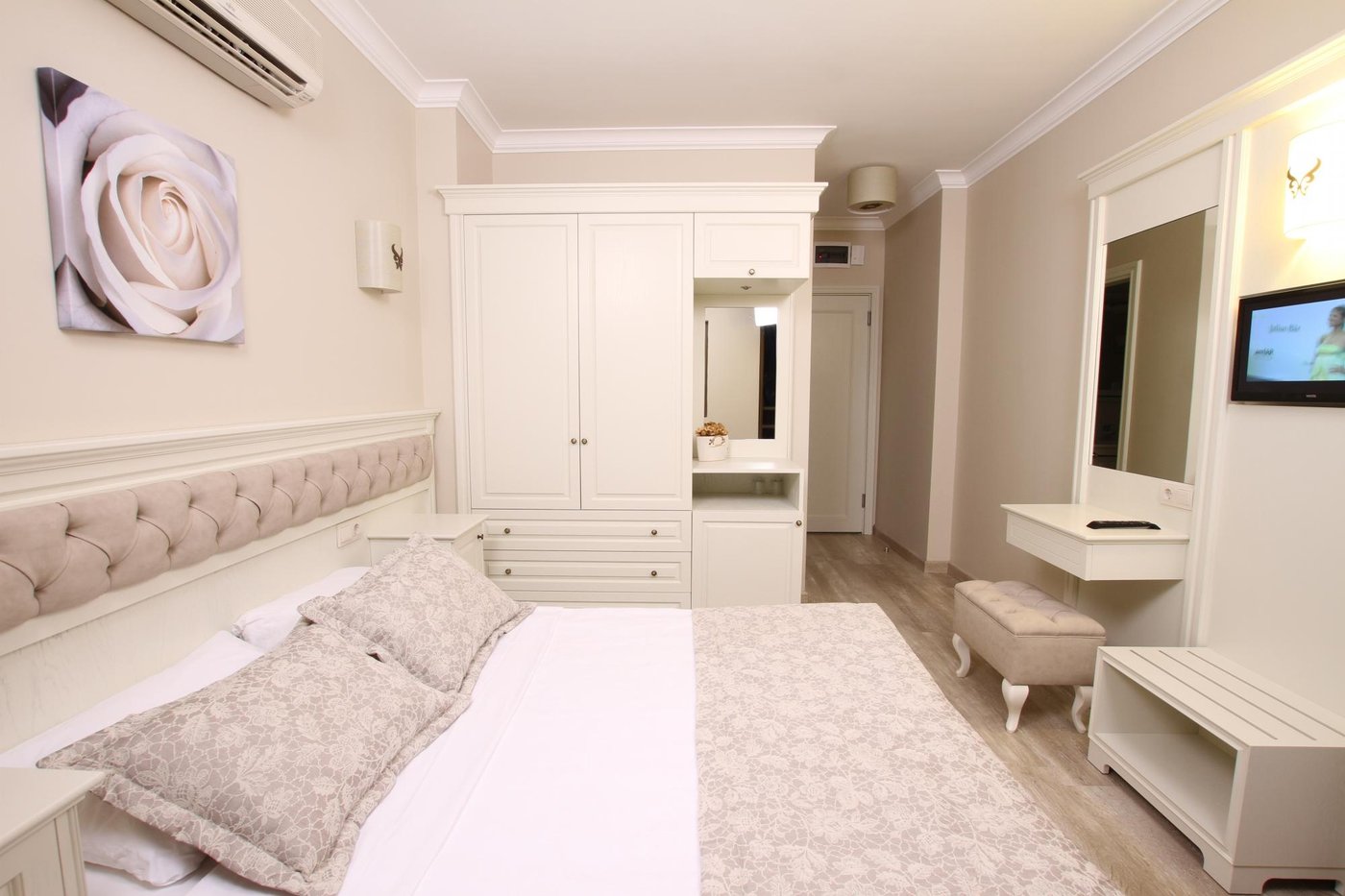 Hawaii hotel 4 турция мармарис. Отель Гавайи Мармарис. Кровать Marmaris. Каса де Марис спа 5 Мармарис Турция. Отель Marti la Perla 4 Турция номера