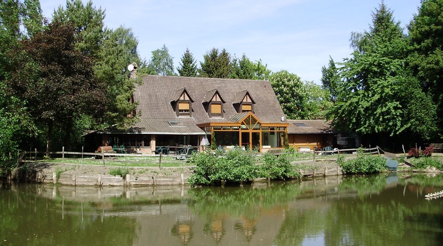 L'AUBERGE vu arrière de l'etang