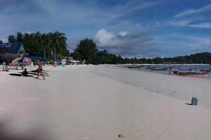 สระว่ายน้ำและชายหาด