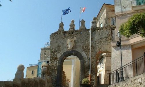 porta storica che da accesso al borgo