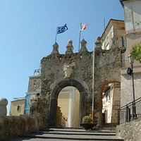 porta storica che da accesso al borgo