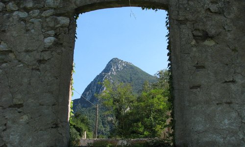 le montagne dalla rovina della cartiera