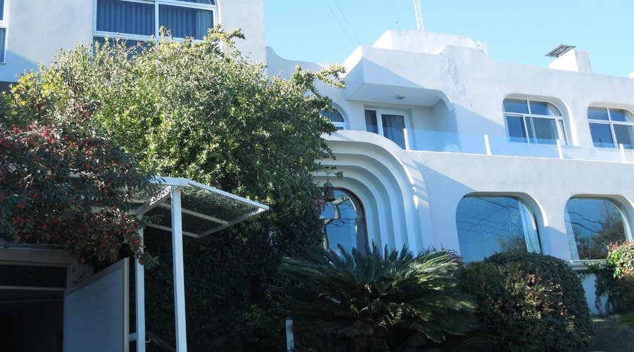 el frente y el balcón de la habitación