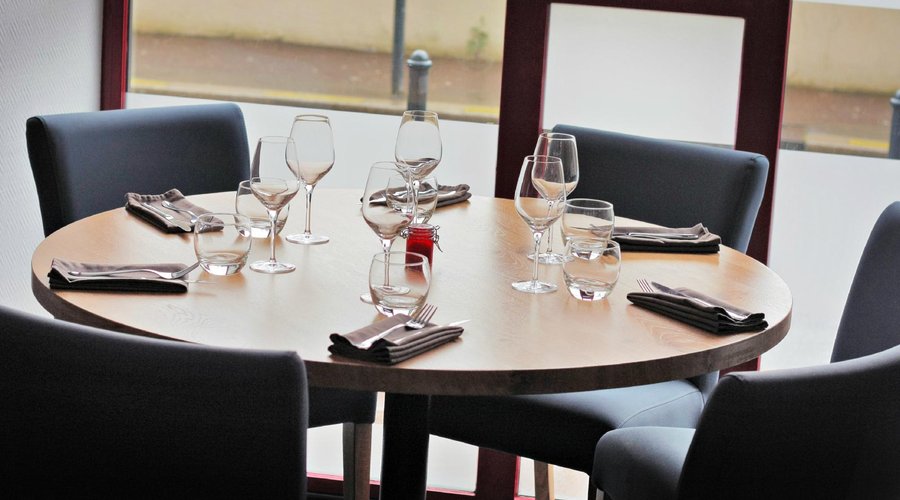 la table 12... pensez à la réserver!