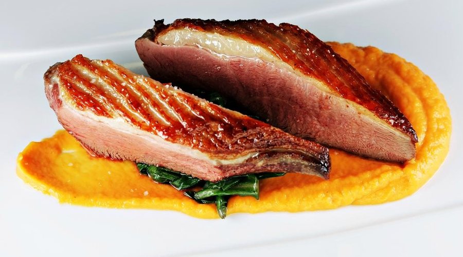 magret de canard, purée de patates douces et blettes