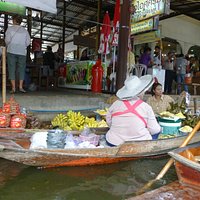 Many tourist style markets...also lots of food