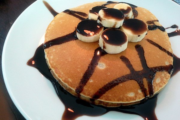 https://dynamic-media-cdn.tripadvisor.com/media/photo-o/04/24/ae/87/banana-choco-pancakes.jpg?w=600&h=400&s=1