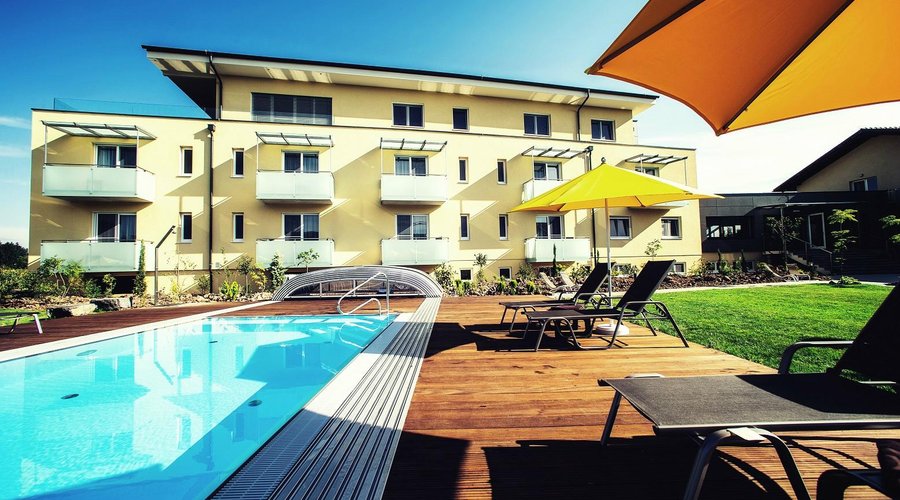 Pool mit Poolblickzimmer