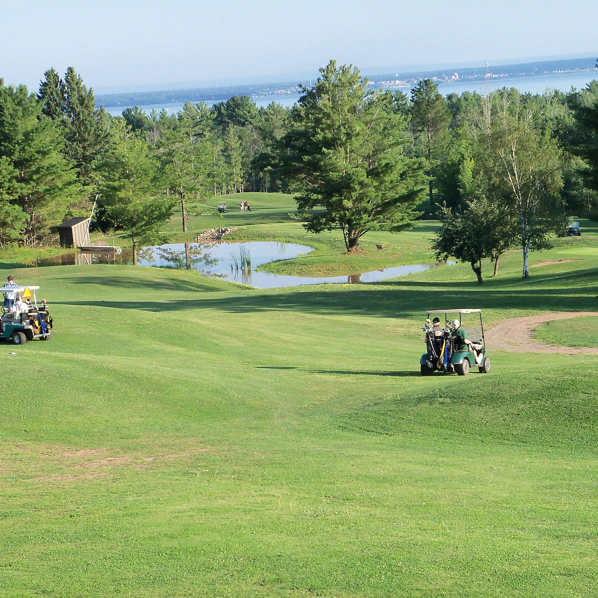 Superior view. Golf views. Superior Golf view. Things to do in Washburn Wisconsin. Туристы возле озера.