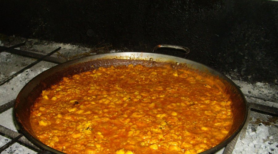 Nuestros arroces incluyen arroz a banda, del señoret, de bogabante, de verduras.....