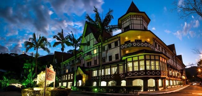 Hotel durante a noite